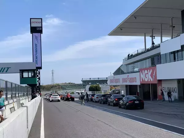 「サーキットで見かけるヘッドライトの「×」印！　いったい何の意味があるのか？」の画像