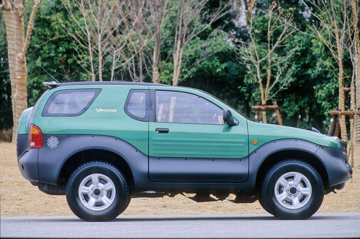 よくぞ市販した！　「勢い」で出したとしか思えない日本車らしからぬ「ぶっ飛んだ」クルマ５選