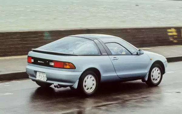 「よくぞ市販した！　「勢い」で出したとしか思えない日本車らしからぬ「ぶっ飛んだ」クルマ５選」の画像