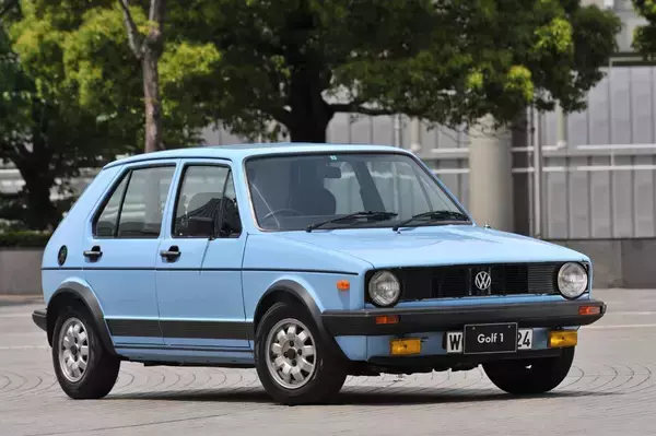 「日本の国民車「カローラ」マニアのライターが心惹かれるのは世界の国民車「VWゴルフ」だった！」の画像