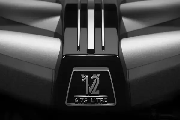 「ウン千万円の走る「住宅」！　「ロールス」「ランボ」「ベントレー」「マイバッハ」の超豪華SUVを選ぶならドレが正解？」の画像