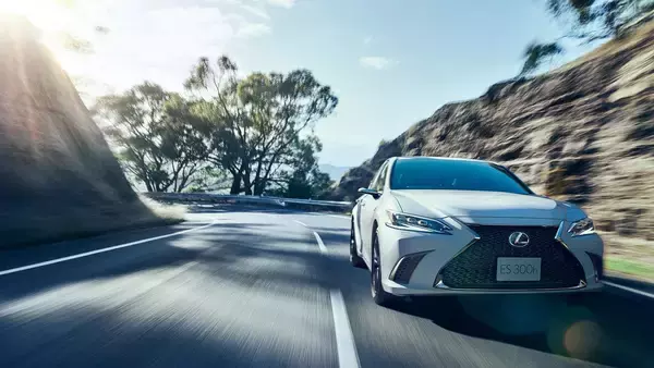 「走りも外観もインテリアも徹底的にこだわった伝統の1台が新型に！　レクサス 新型ESを発売」の画像