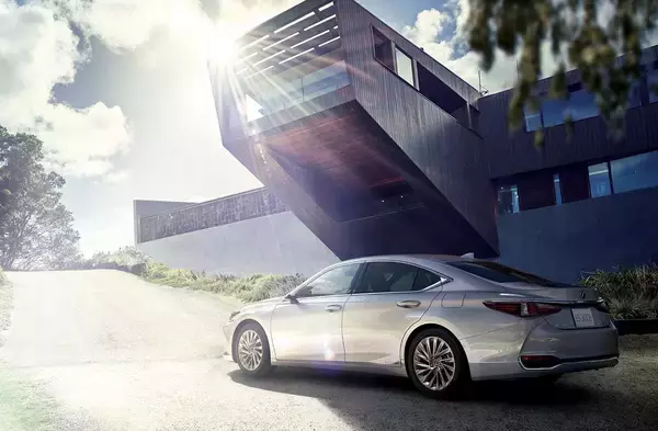 「走りも外観もインテリアも徹底的にこだわった伝統の1台が新型に！　レクサス 新型ESを発売」の画像