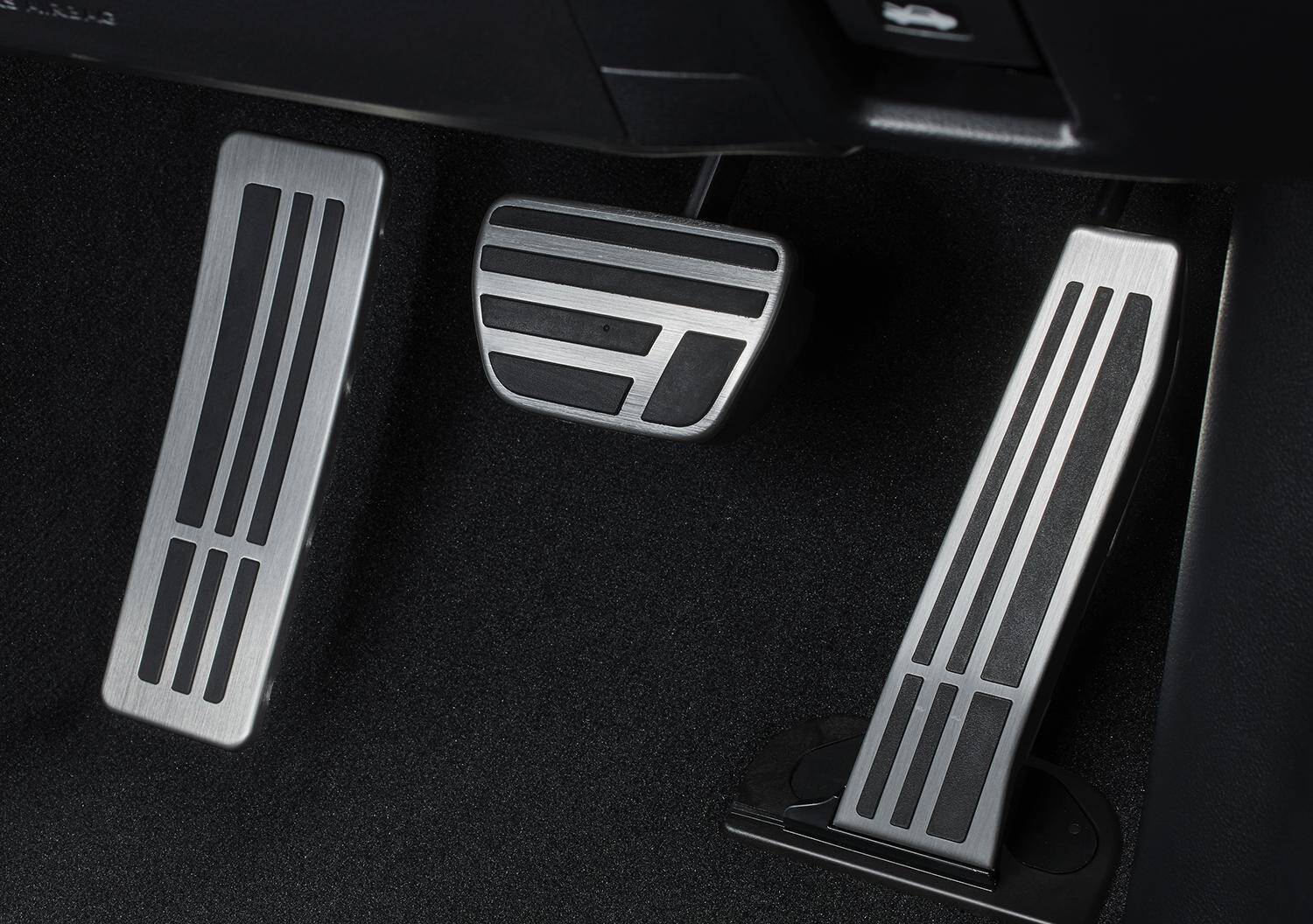 走りも外観もインテリアも徹底的にこだわった伝統の1台が新型に！　レクサス 新型ESを発売