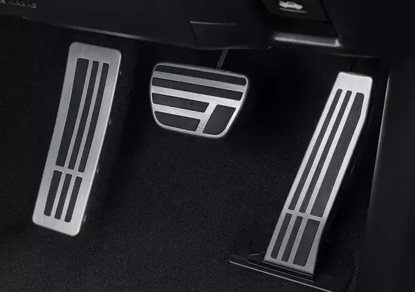 「走りも外観もインテリアも徹底的にこだわった伝統の1台が新型に！　レクサス 新型ESを発売」の画像