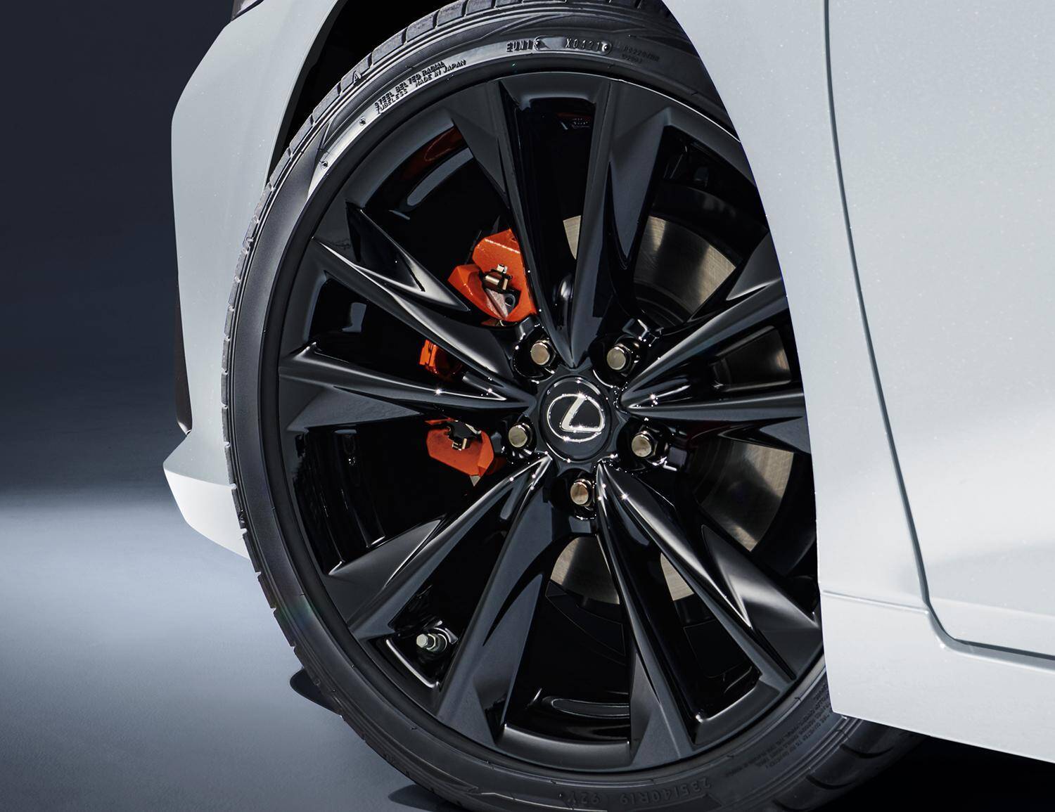 走りも外観もインテリアも徹底的にこだわった伝統の1台が新型に！　レクサス 新型ESを発売