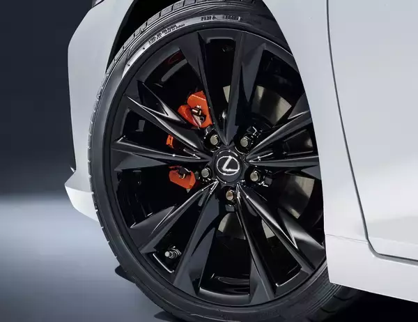 「走りも外観もインテリアも徹底的にこだわった伝統の1台が新型に！　レクサス 新型ESを発売」の画像