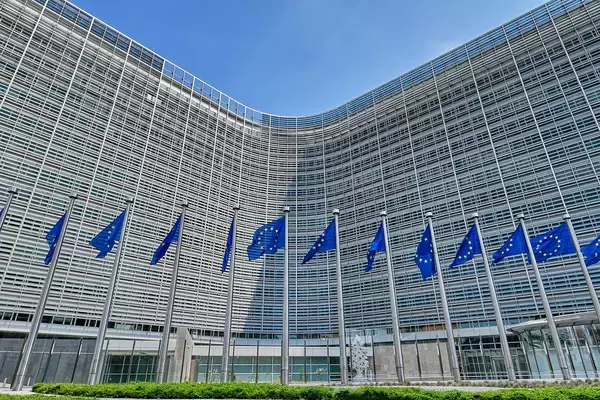 「2035年には純EVと燃料電池車のみ！　欧州の規制にハイブリッド車メインの日本メーカーが「怯える必要」がないワケ」の画像