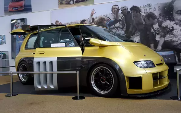 「座席の間に800馬力のF1エンジンを積んだ衝撃作！　間違いなく史上最強の「怪物ミニバン」のエスパスF1って何もの？」の画像