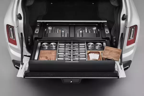 「ピクニックに300万円！　バッグセットが500万円！　18Kの鍵が50万円！　笑うしかないクルマの「真の贅沢装備」」の画像