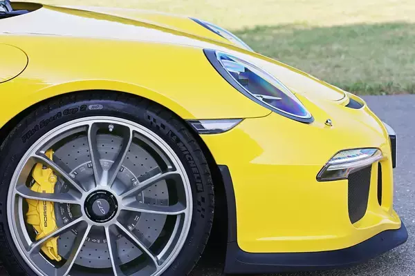 ピクニックに300万円！　バッグセットが500万円！　18Kの鍵が50万円！　笑うしかないクルマの「真の贅沢装備」