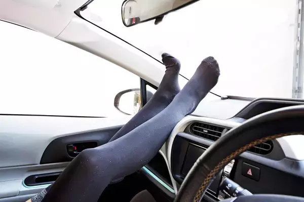 「「違反」もあれば「死傷」の危険もある！　走行中のクルマの同乗者のやってはいけない「寝方」とは」の画像