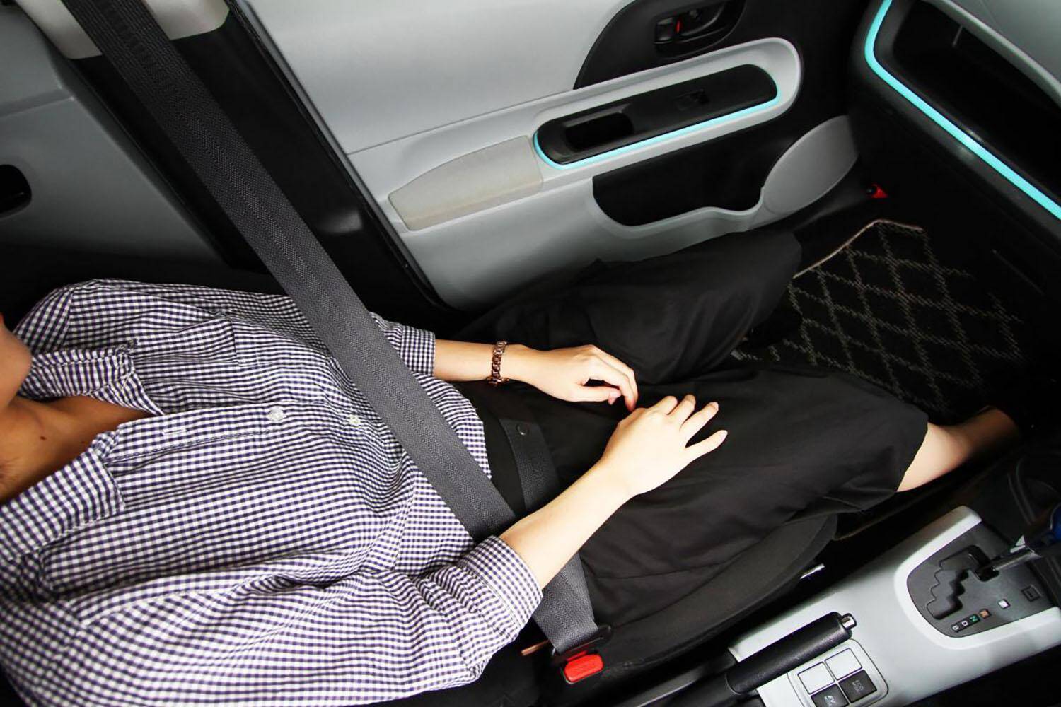 「違反」もあれば「死傷」の危険もある！　走行中のクルマの同乗者のやってはいけない「寝方」とは