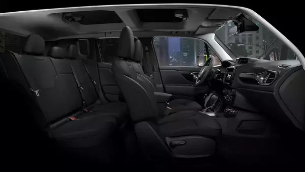 「専用カラーに専用内装のスペシャル仕様！　Jeepレネゲード ナイトイーグルを販売」の画像