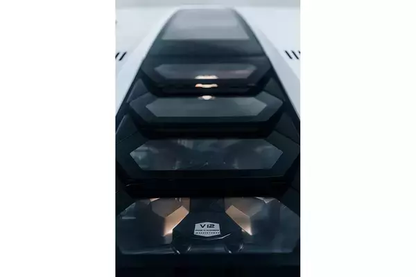 「スーパーカーの王「カウンタック」が最新モデルで復活！　世界で「112台」だけの「LPI800-4」の中身とは」の画像