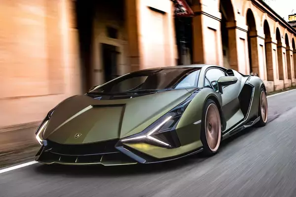 「スーパーカーの王「カウンタック」が最新モデルで復活！　世界で「112台」だけの「LPI800-4」の中身とは」の画像