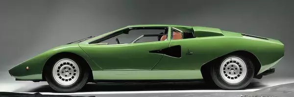 「スーパーカーの王「カウンタック」が最新モデルで復活！　世界で「112台」だけの「LPI800-4」の中身とは」の画像