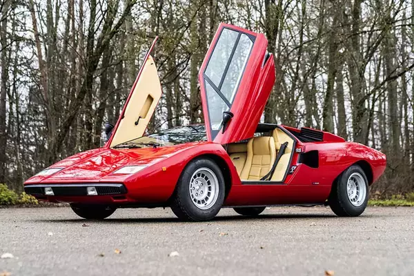 「スーパーカーの王「カウンタック」が最新モデルで復活！　世界で「112台」だけの「LPI800-4」の中身とは」の画像