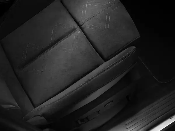 「フォーミュラーEのレーシングテイストをフラッグシップSUVに！　DS7 CROSSBACK初のパフォーマンスラインを設定」の画像