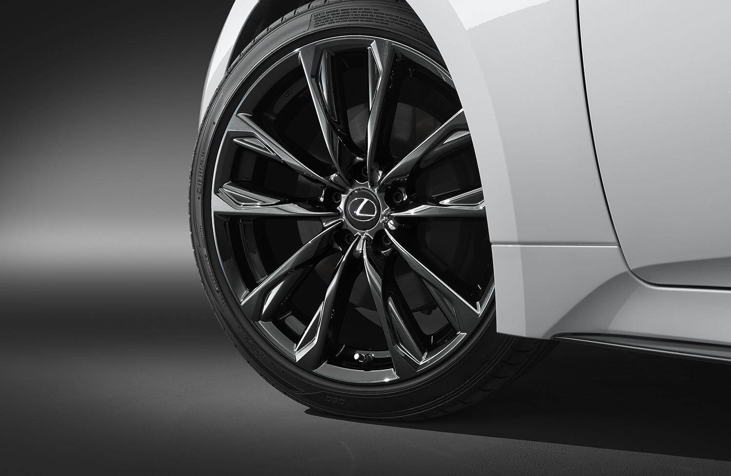 レクサスIS"F SPORT"に黒をテーマにした２台の特別仕様車を設定！　通常モデルのISも一部改良で利便性を向上