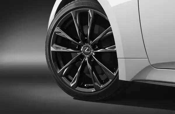 「レクサスIS"F SPORT"に黒をテーマにした２台の特別仕様車を設定！　通常モデルのISも一部改良で利便性を向上」の画像