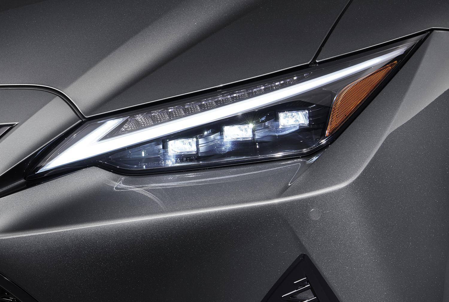 レクサスIS"F SPORT"に黒をテーマにした２台の特別仕様車を設定！　通常モデルのISも一部改良で利便性を向上