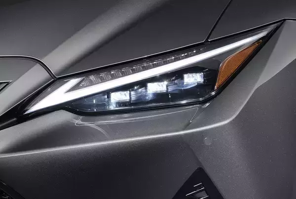 「レクサスIS"F SPORT"に黒をテーマにした２台の特別仕様車を設定！　通常モデルのISも一部改良で利便性を向上」の画像