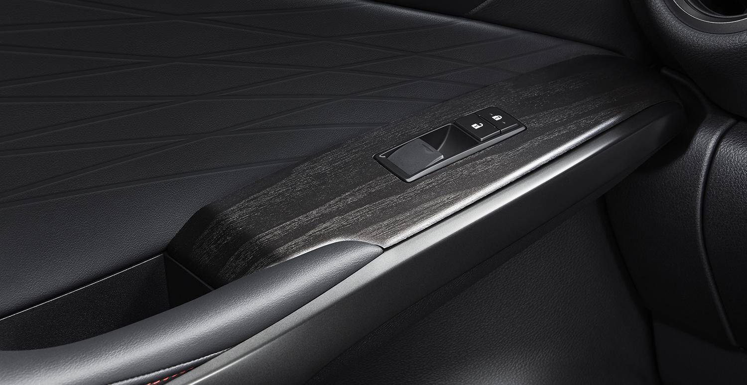 レクサスIS"F SPORT"に黒をテーマにした２台の特別仕様車を設定！　通常モデルのISも一部改良で利便性を向上