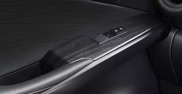 「レクサスIS"F SPORT"に黒をテーマにした２台の特別仕様車を設定！　通常モデルのISも一部改良で利便性を向上」の画像