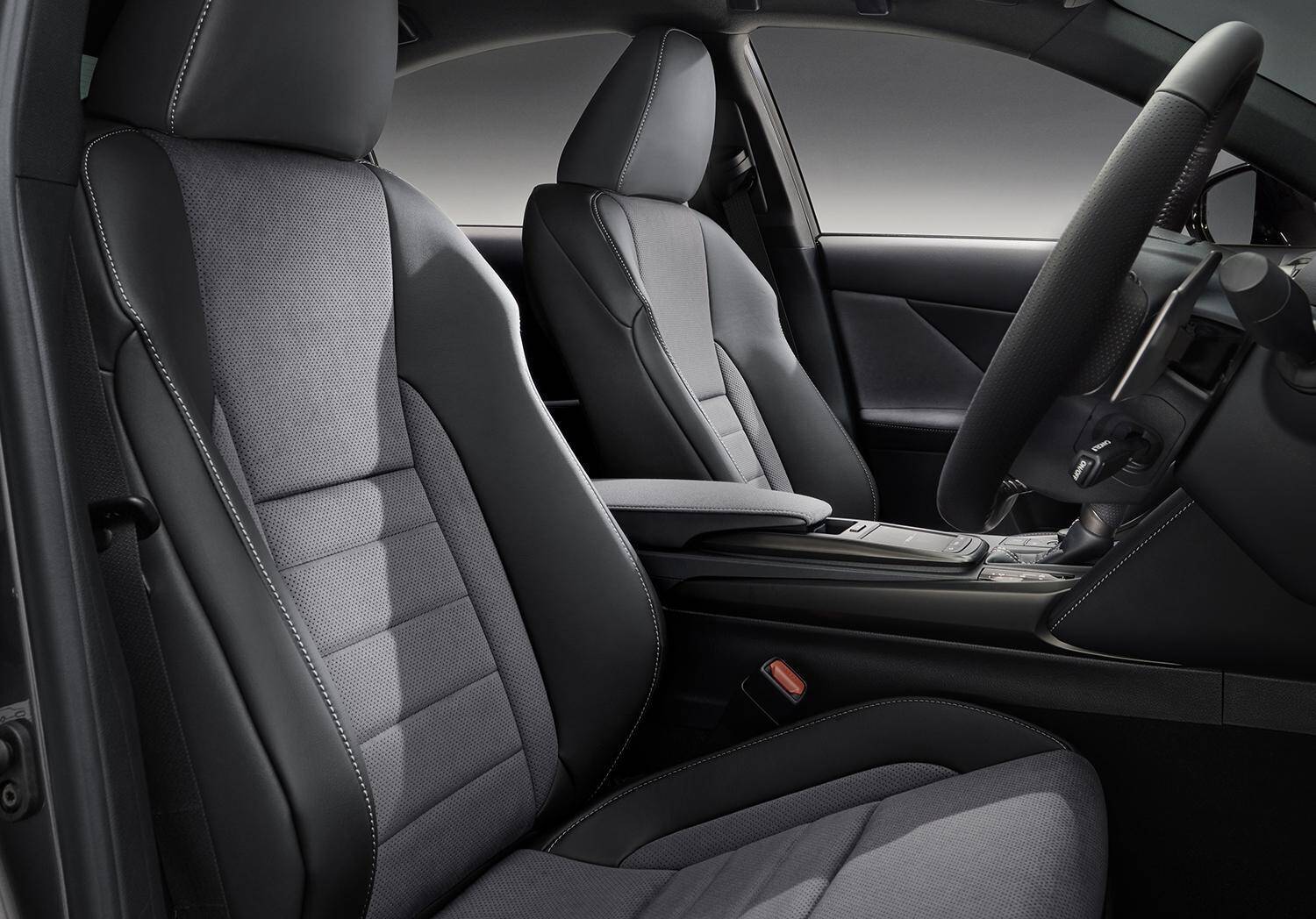 レクサスIS"F SPORT"に黒をテーマにした２台の特別仕様車を設定！　通常モデルのISも一部改良で利便性を向上