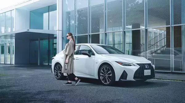 「レクサスIS"F SPORT"に黒をテーマにした２台の特別仕様車を設定！　通常モデルのISも一部改良で利便性を向上」の画像
