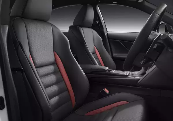 「レクサスIS"F SPORT"に黒をテーマにした２台の特別仕様車を設定！　通常モデルのISも一部改良で利便性を向上」の画像