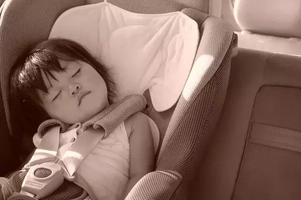 絶対にあってはならない子供の車内閉じ込め事故！　それでも万が一のために「子供」に教えておくべきこととは