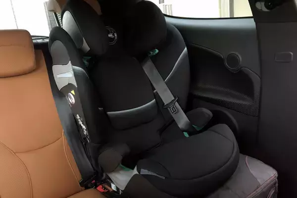 「絶対にあってはならない子供の車内閉じ込め事故！　それでも万が一のために「子供」に教えておくべきこととは」の画像
