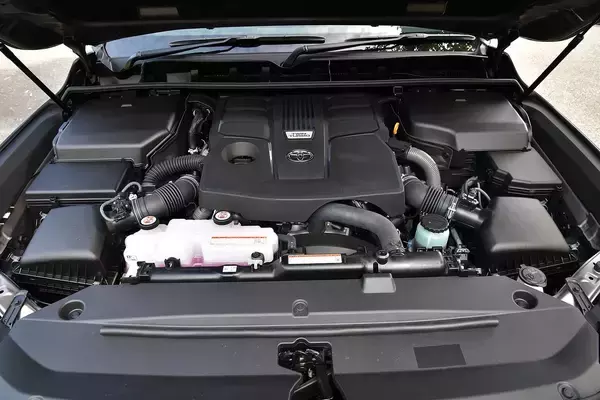 「【試乗】いま圧倒的人気の300系ランドクルーザー４モデルに一気乗り！　驚くほど走りの特性が違う４台で本命も見えた」の画像