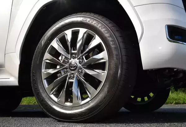 「【試乗】いま圧倒的人気の300系ランドクルーザー４モデルに一気乗り！　驚くほど走りの特性が違う４台で本命も見えた」の画像