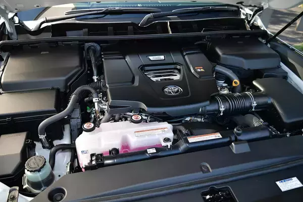 「【試乗】いま圧倒的人気の300系ランドクルーザー４モデルに一気乗り！　驚くほど走りの特性が違う４台で本命も見えた」の画像