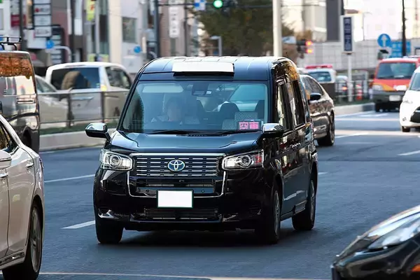 「「専用車」なのになぜ選ばれない？　「個タク」にJPNタクシーを見かけないワケ」の画像