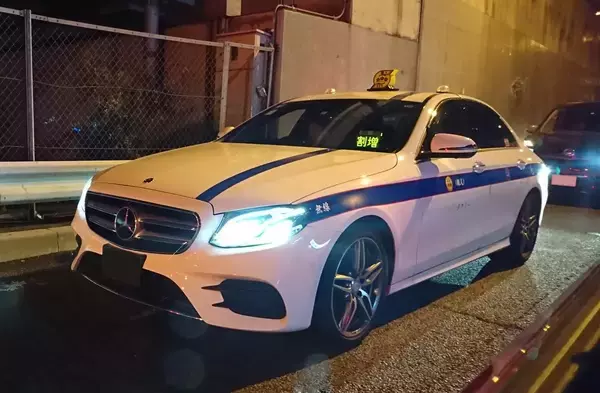 「「専用車」なのになぜ選ばれない？　「個タク」にJPNタクシーを見かけないワケ」の画像