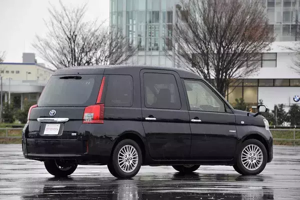 「「専用車」なのになぜ選ばれない？　「個タク」にJPNタクシーを見かけないワケ」の画像