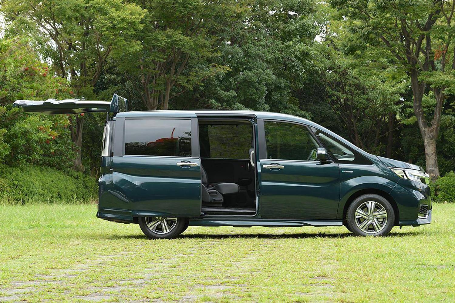 「スライドドア」＋「低床フロア」だけじゃ足りない！　子どもも高齢者もあらゆる家族が満足するクルマをズバリ挙げる