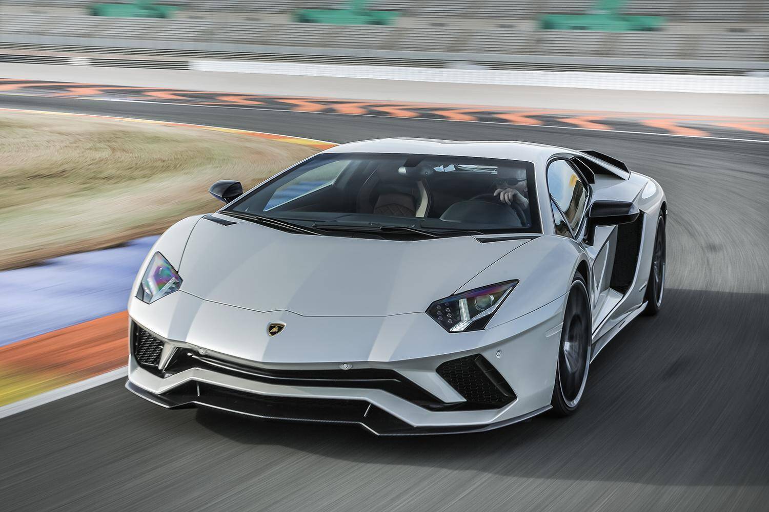 限定車ベースの超限定車まであった！　最後の自然吸気V12ランボルギーニ「アヴェンタドール」の「華麗すぎる」特別モデルの世界