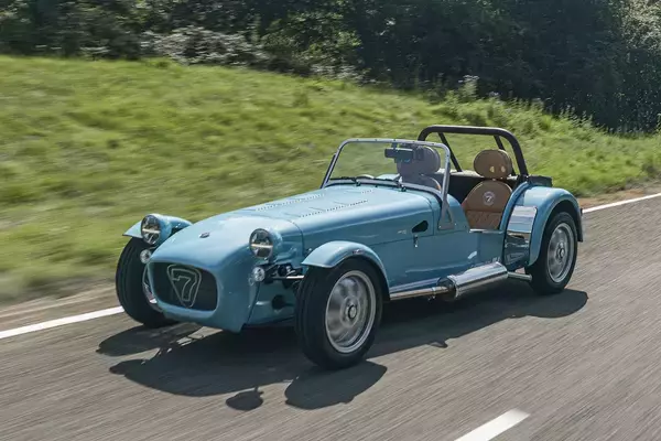 「パワーアップして軽くなって軽自動車のケータハムが帰ってきた！　志向の異なる２タイプをラインアップしてセブン170販売開始」の画像