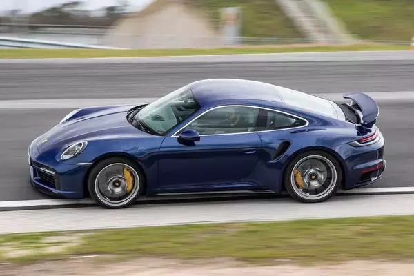 「軽トラにSUVまである！　スポーツカーでもない「ベタベタの実用車」がMRやRRを採用する「至極実用的」な理由」の画像