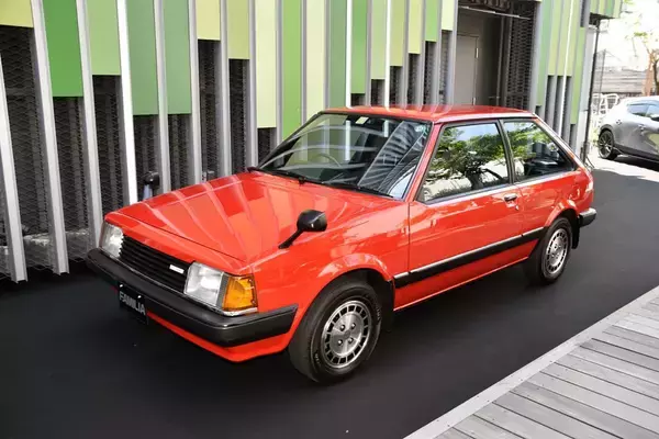 「セダンなのに月販４万台！　変わり種車が５年で30万台！　驚異の「瞬間最大風速」を記録した絶版車４台」の画像