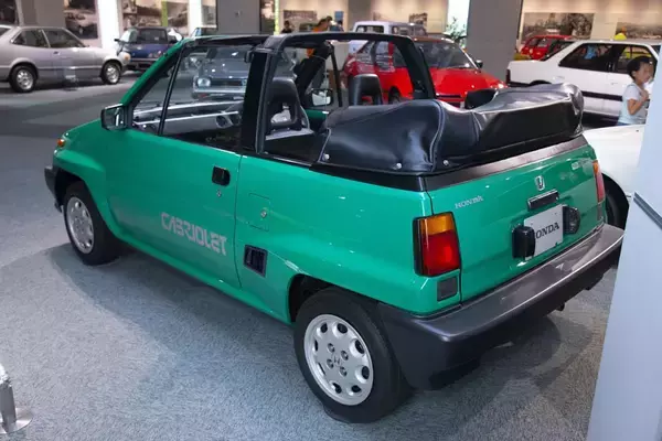 「セダンなのに月販４万台！　変わり種車が５年で30万台！　驚異の「瞬間最大風速」を記録した絶版車４台」の画像