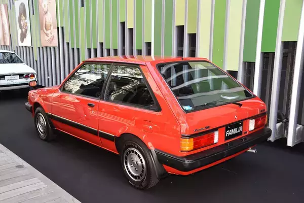 「セダンなのに月販４万台！　変わり種車が５年で30万台！　驚異の「瞬間最大風速」を記録した絶版車４台」の画像