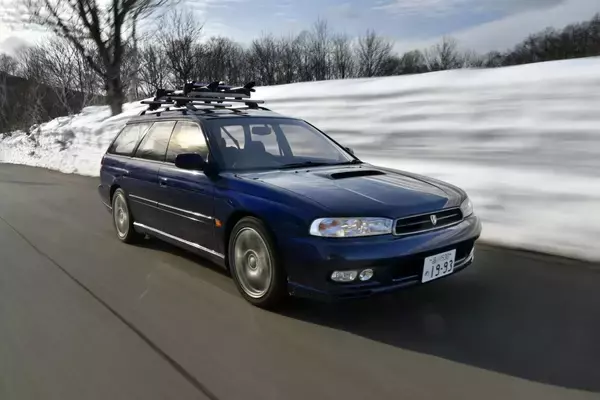 「セダンなのに月販４万台！　変わり種車が５年で30万台！　驚異の「瞬間最大風速」を記録した絶版車４台」の画像