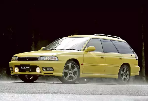 「セダンなのに月販４万台！　変わり種車が５年で30万台！　驚異の「瞬間最大風速」を記録した絶版車４台」の画像