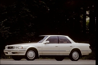 セダンなのに月販４万台！　変わり種車が５年で30万台！　驚異の「瞬間最大風速」を記録した絶版車４台